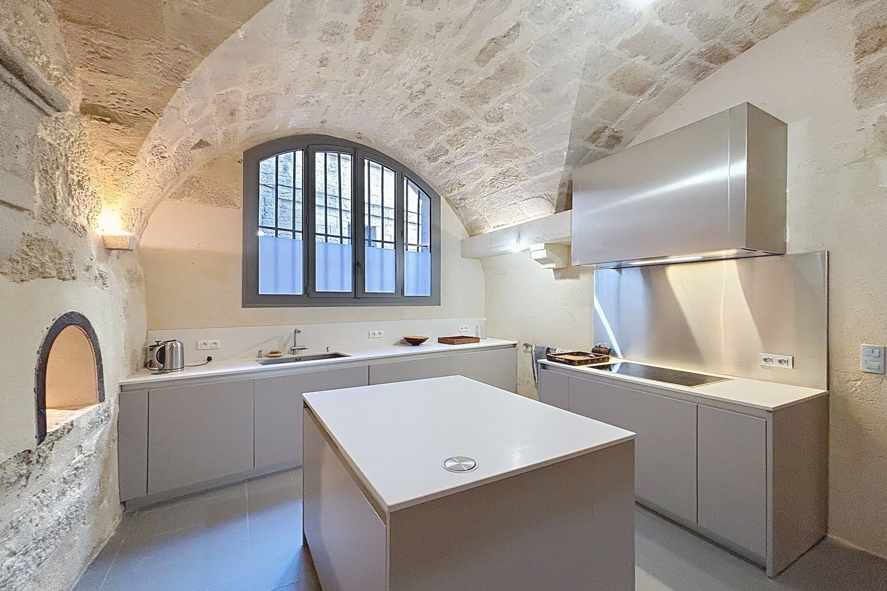 mansion (hôtel particulier) 5 Rooms for sale on UZES (30700)