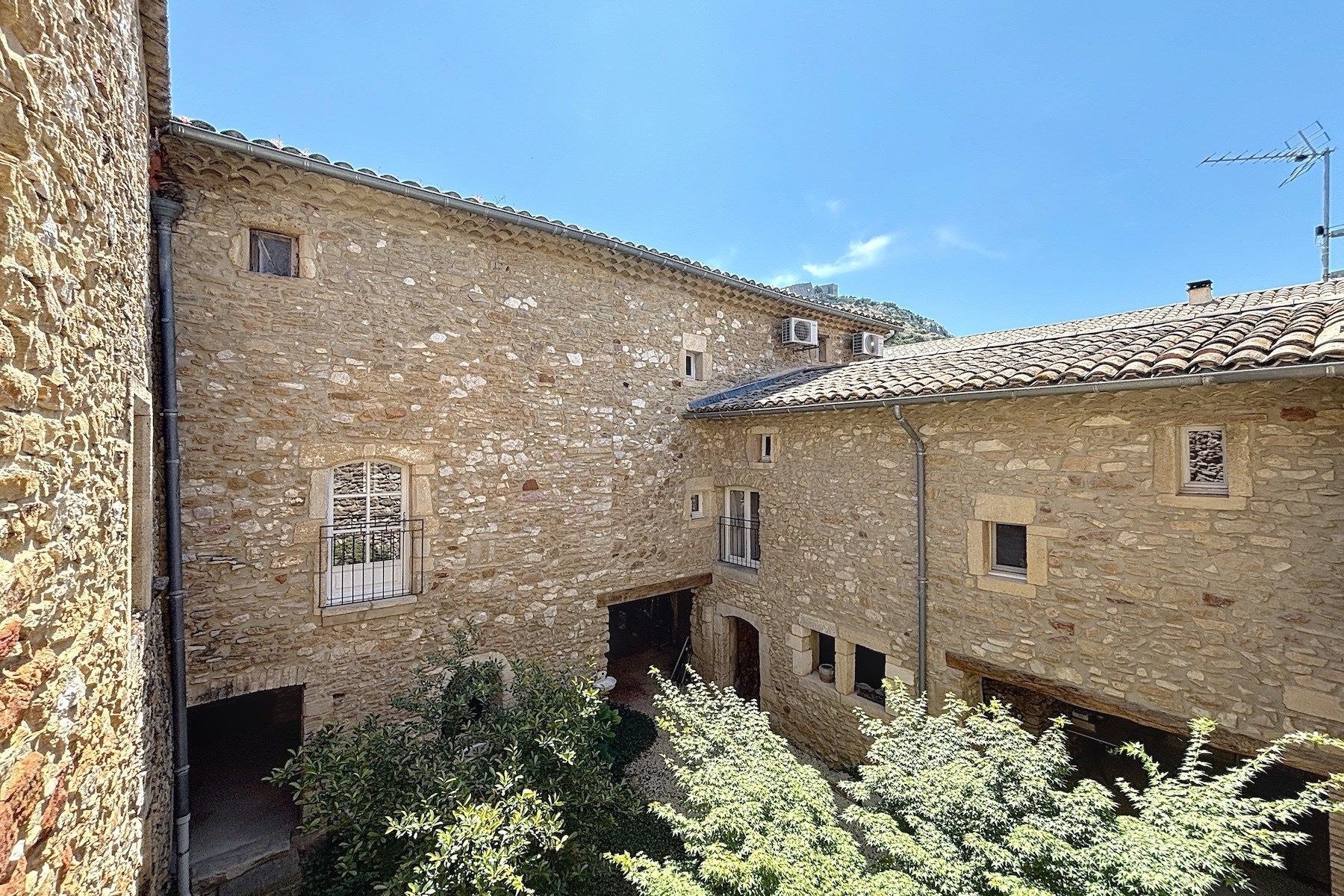 house 11 Rooms for sale on UZES (30700)