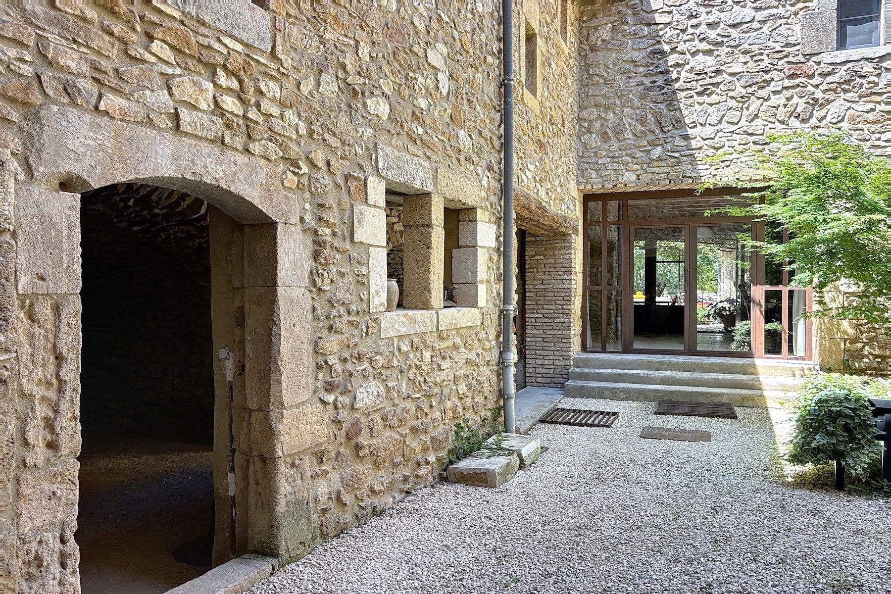 house 11 Rooms for sale on UZES (30700)
