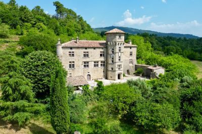 château 15 Pièces en vente sur VALLON PONT D ARC (07150) Vente Château Vallon-Pont-d'Arc 15 Pièces 820 m²