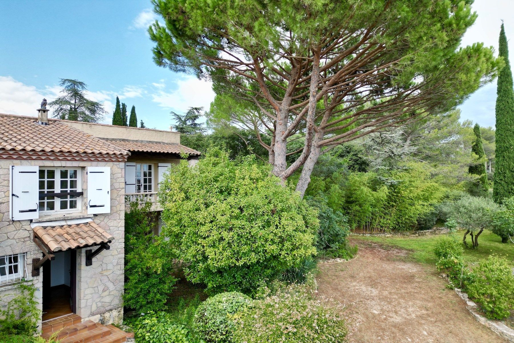 house 9 Rooms for sale on NIMES (30900)