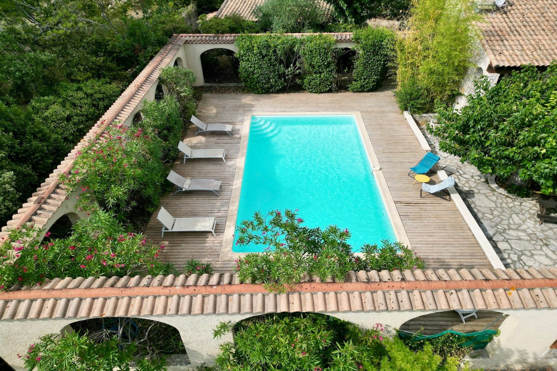 house 9 Rooms for sale on NIMES (30900)