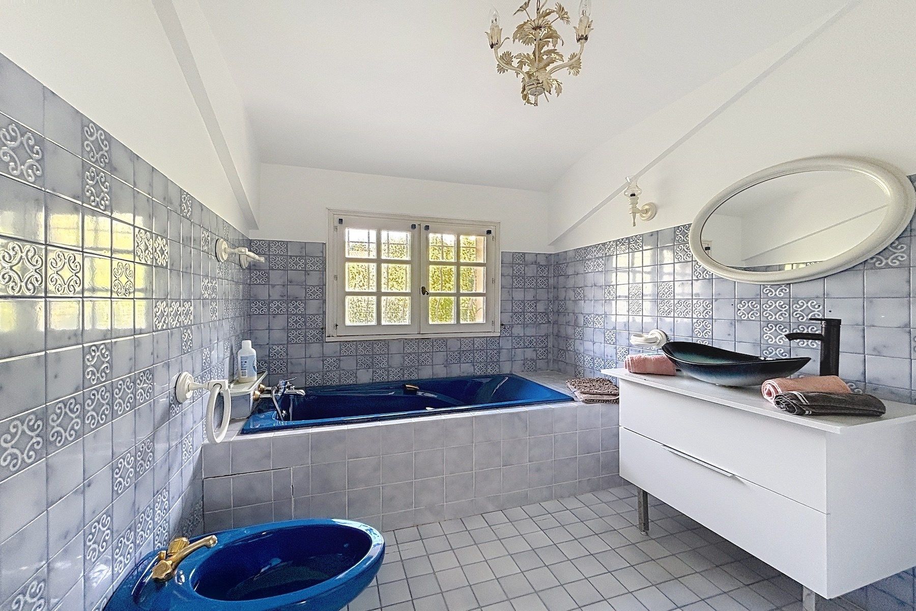 house 9 Rooms for sale on NIMES (30900)