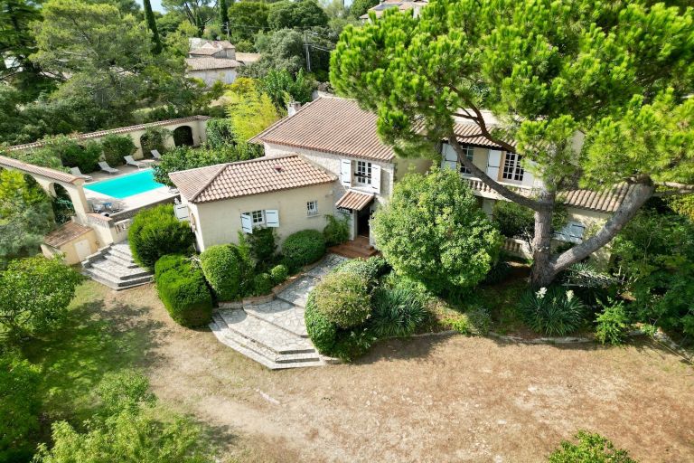 house 9 Rooms for sale on NIMES (30900)