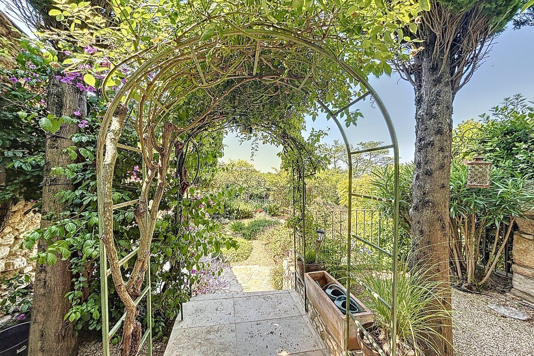 house 7 Rooms for sale on UZES (30700)