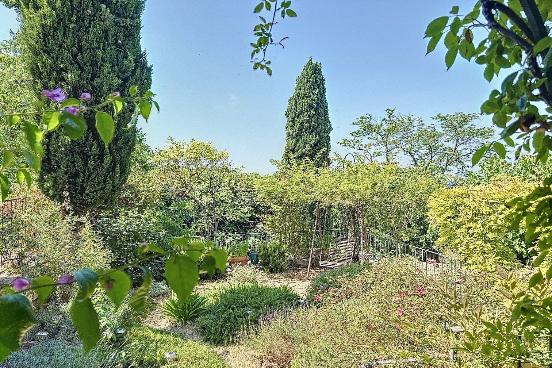 house 7 Rooms for sale on UZES (30700)
