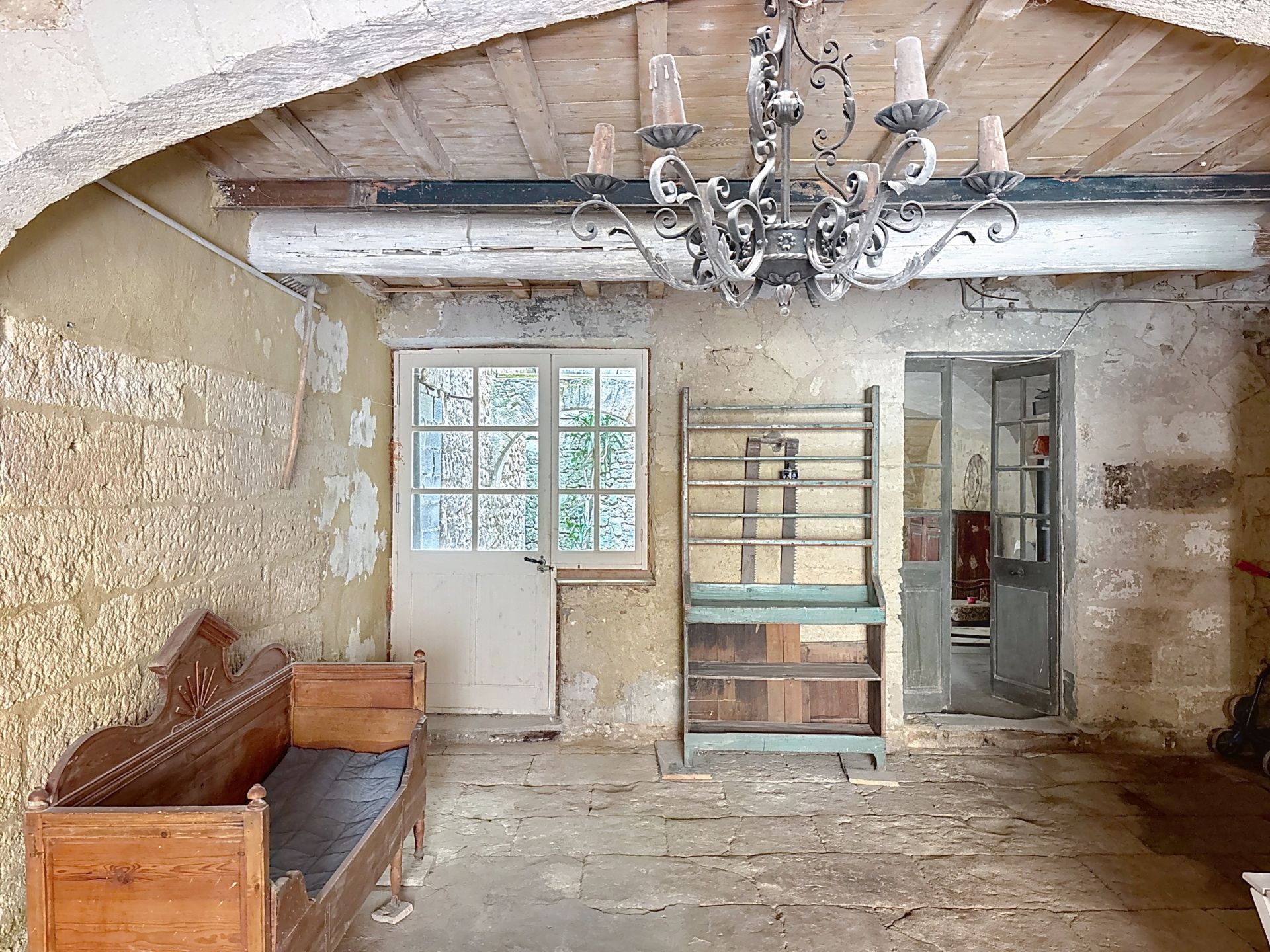 building for sale on UZES (30700)