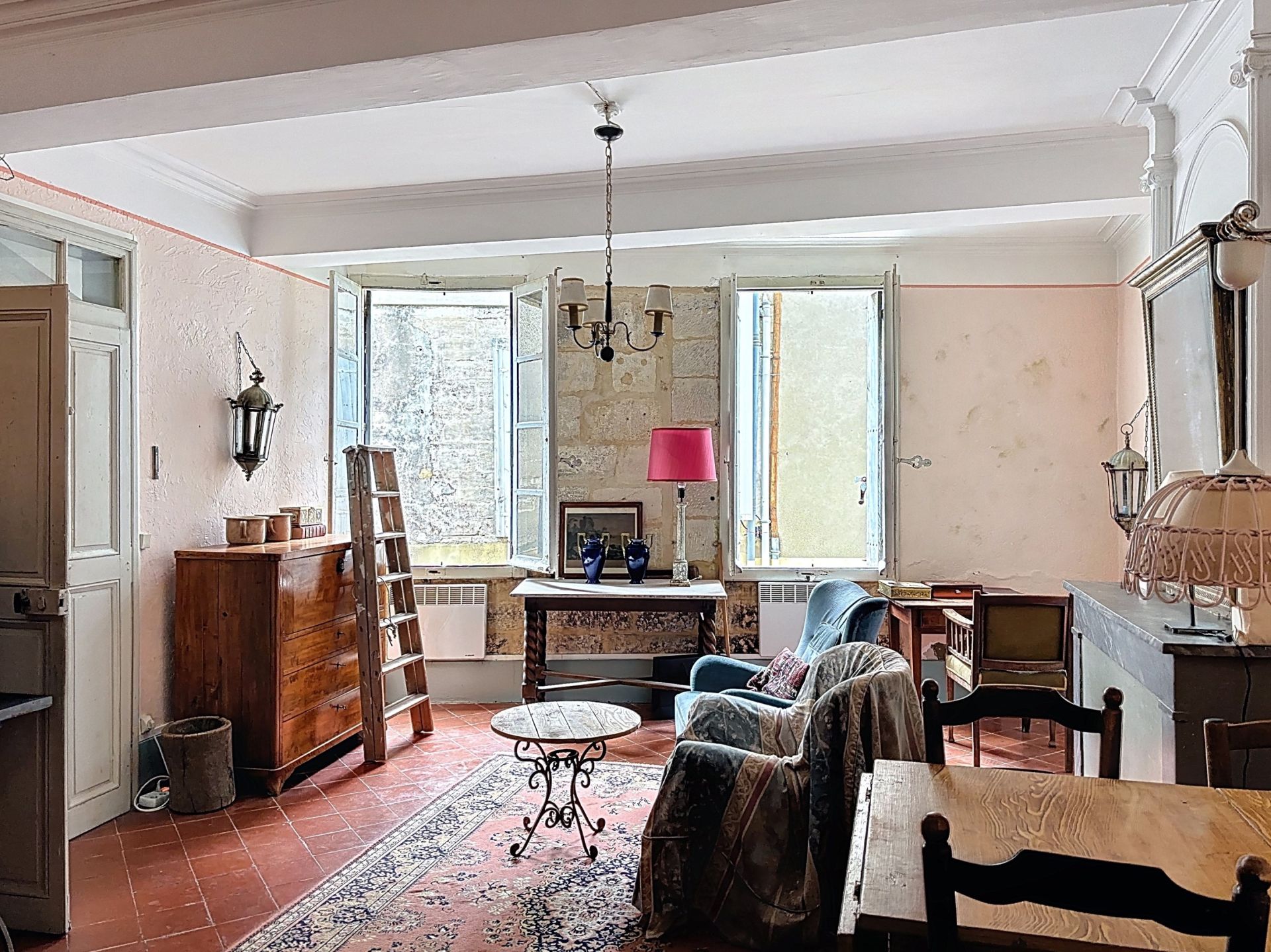 building for sale on UZES (30700)