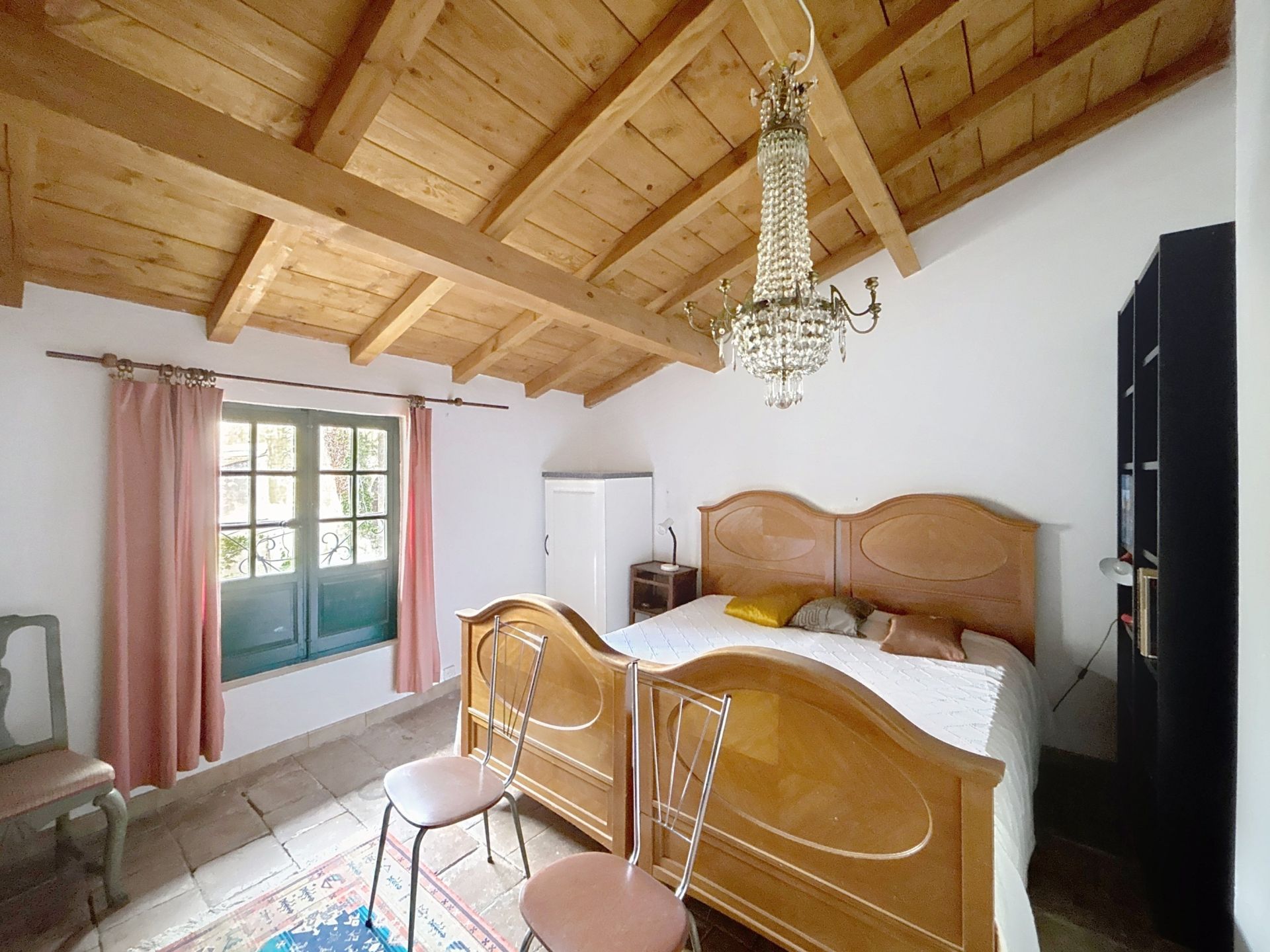 building for sale on UZES (30700)