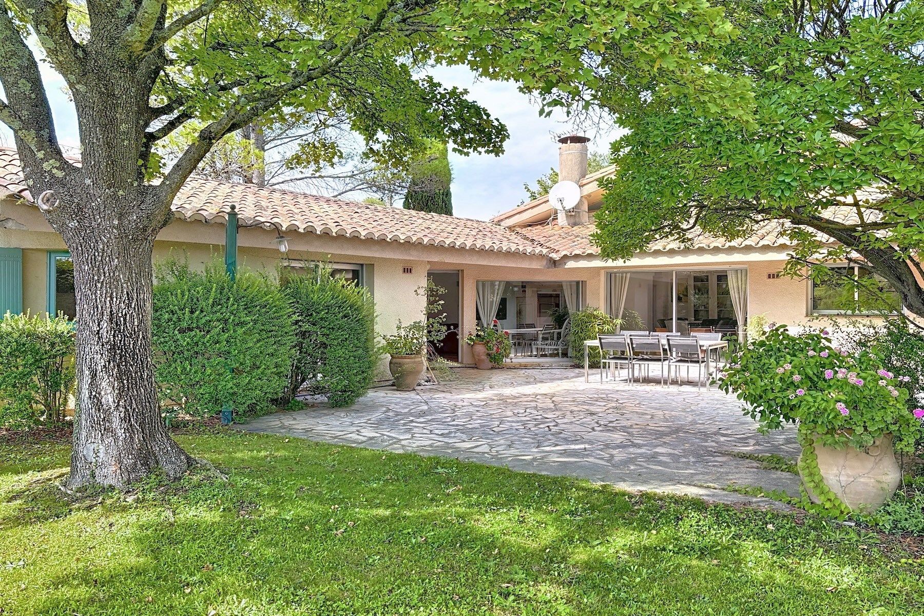 house 8 Rooms for sale on UZES (30700)