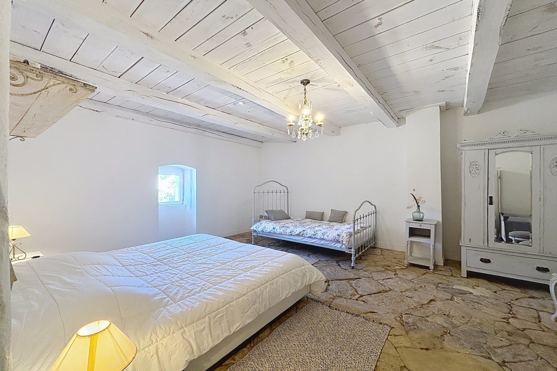 house 7 Rooms for sale on UZES (30700)