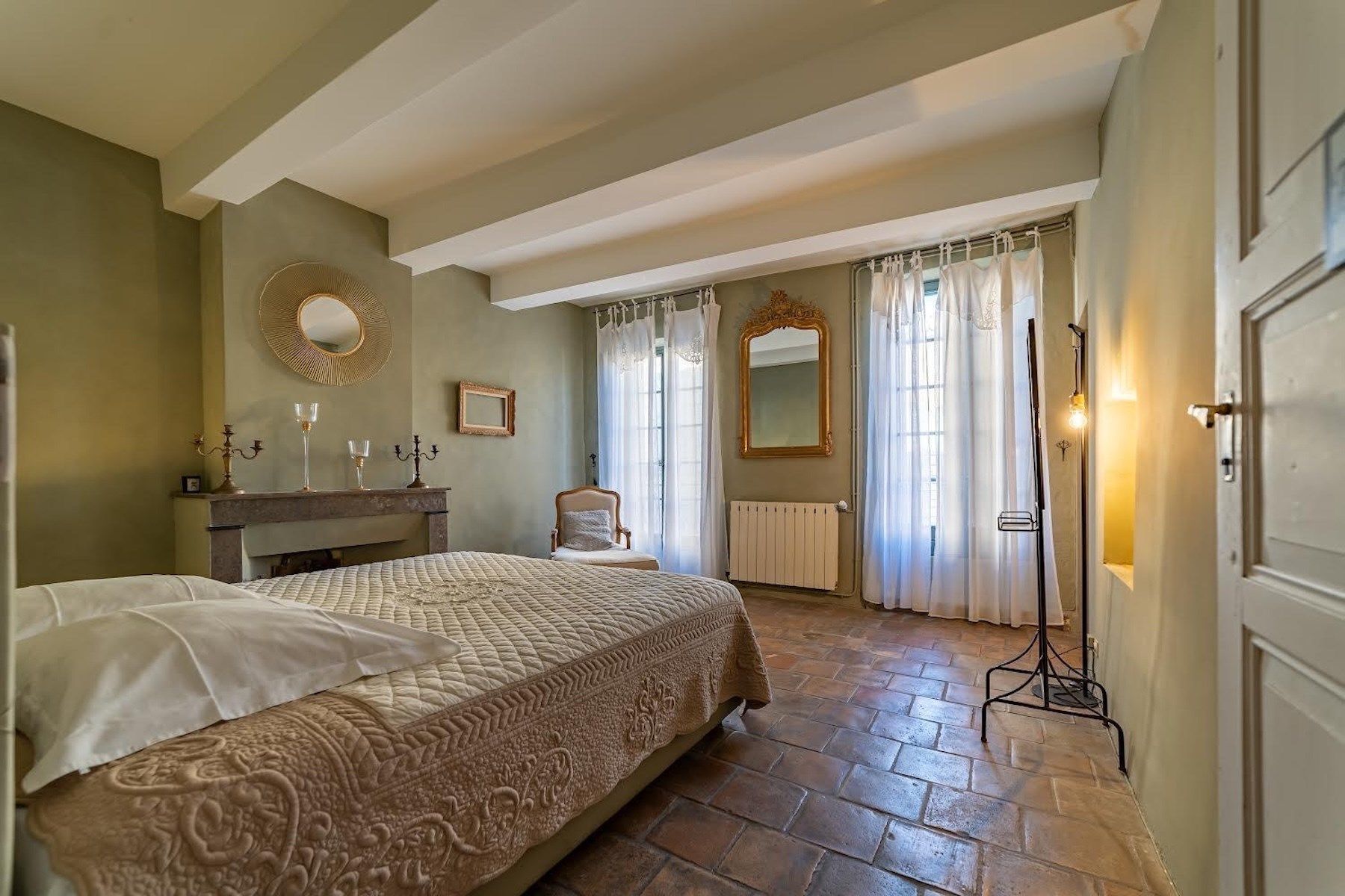 house 9 Rooms for sale on UZES (30700)