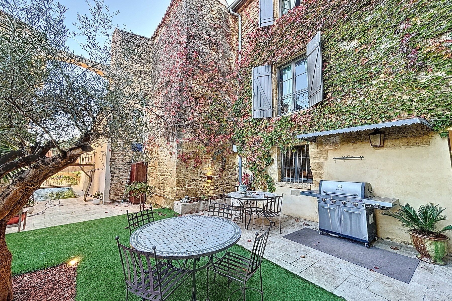house 9 Rooms for sale on UZES (30700)