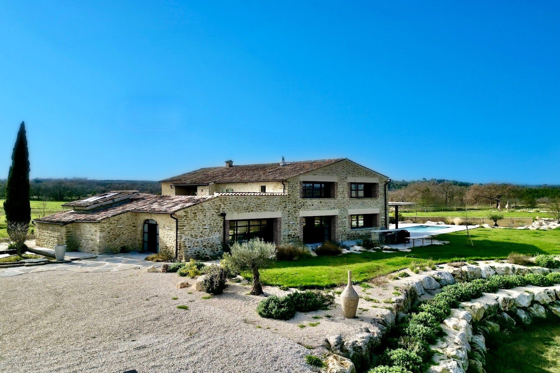 house 7 Rooms for sale on UZES (30700)