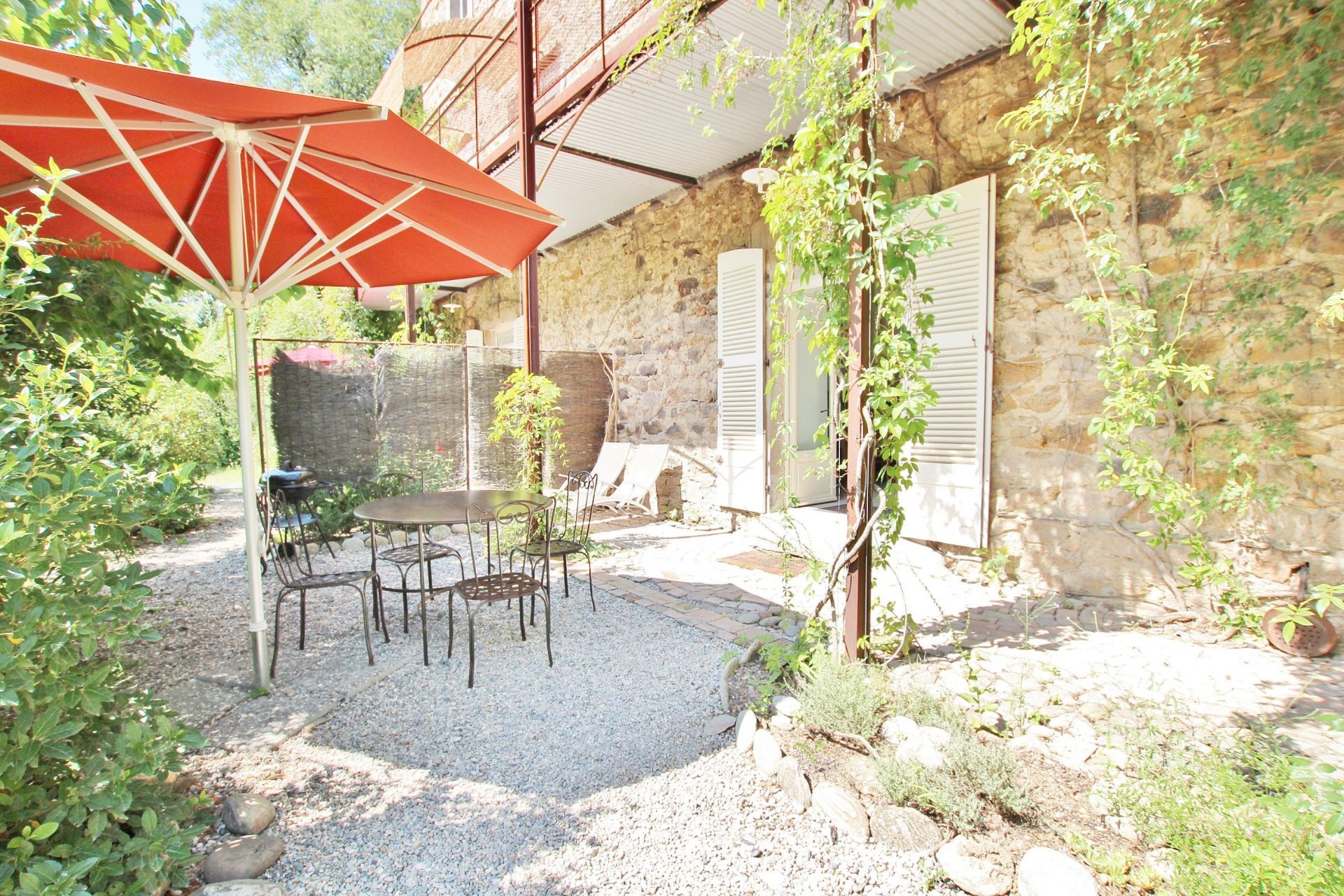 propriété 19 Pièces en vente sur LES VANS (07140)