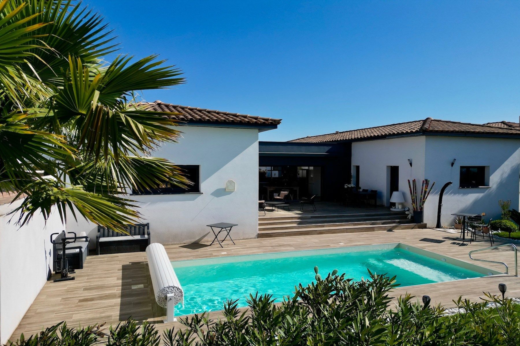 villa 5 Rooms for sale on NIMES (30900)