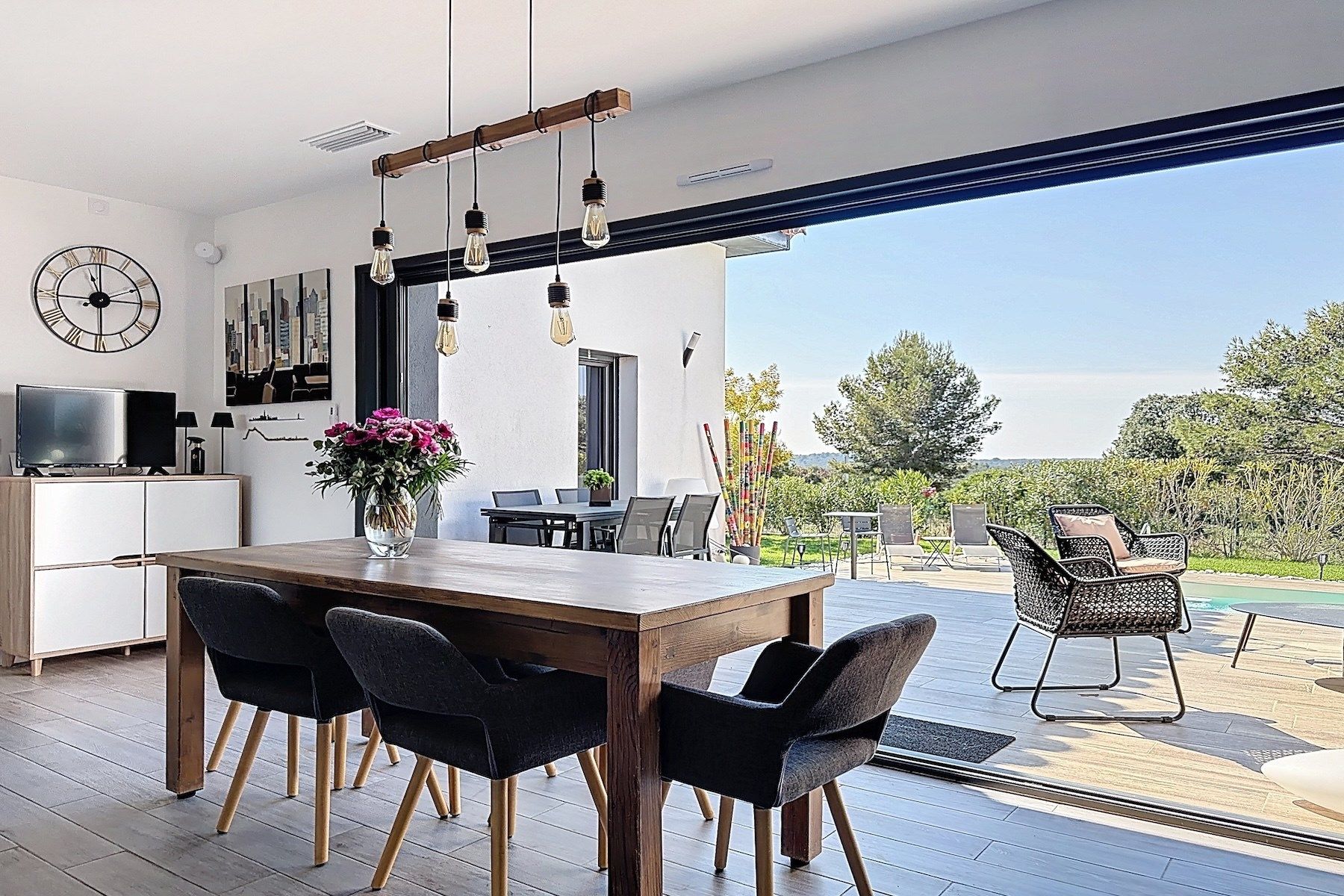 villa 5 Rooms for sale on NIMES (30900)