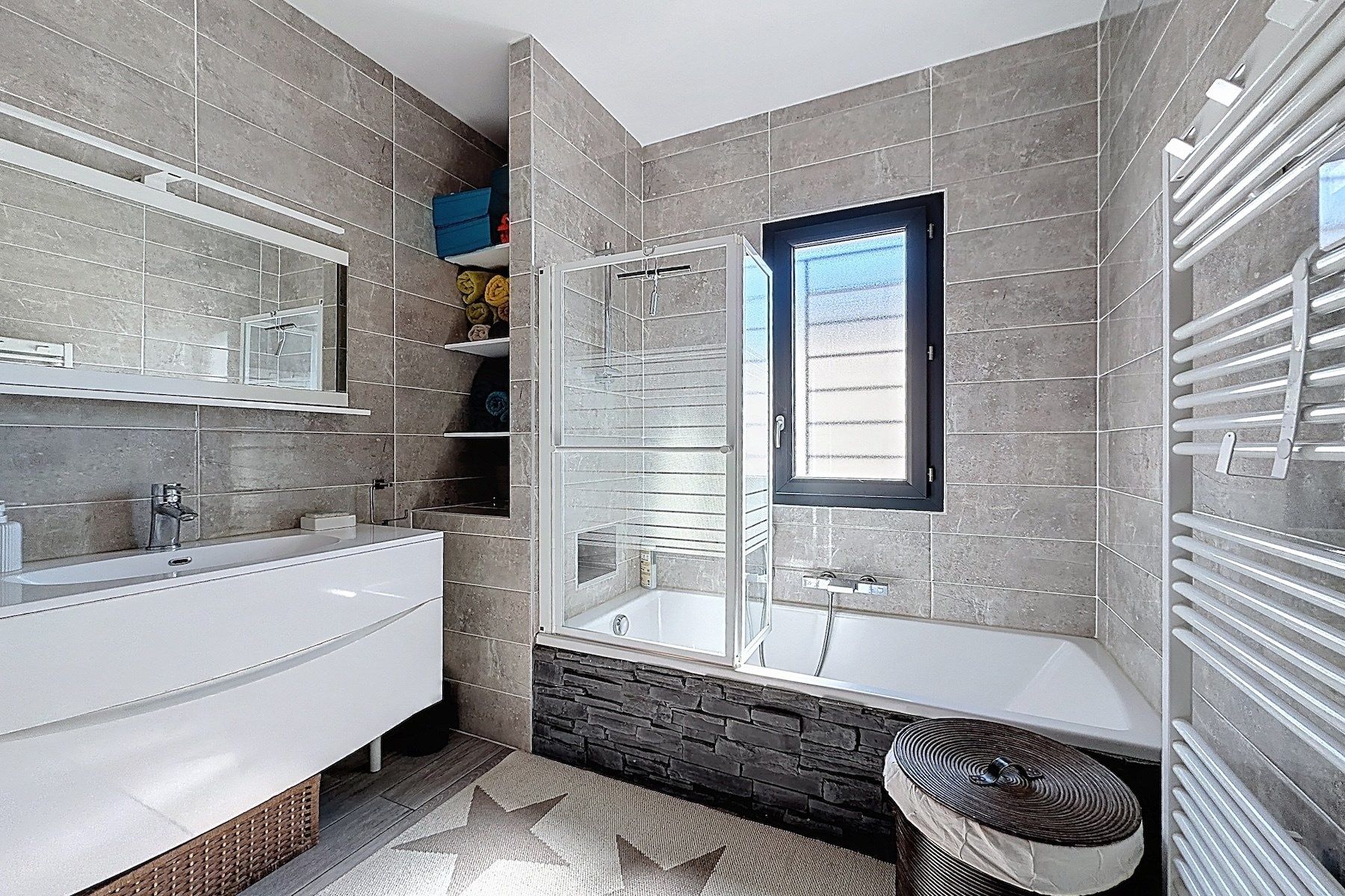 villa 5 Rooms for sale on NIMES (30900)