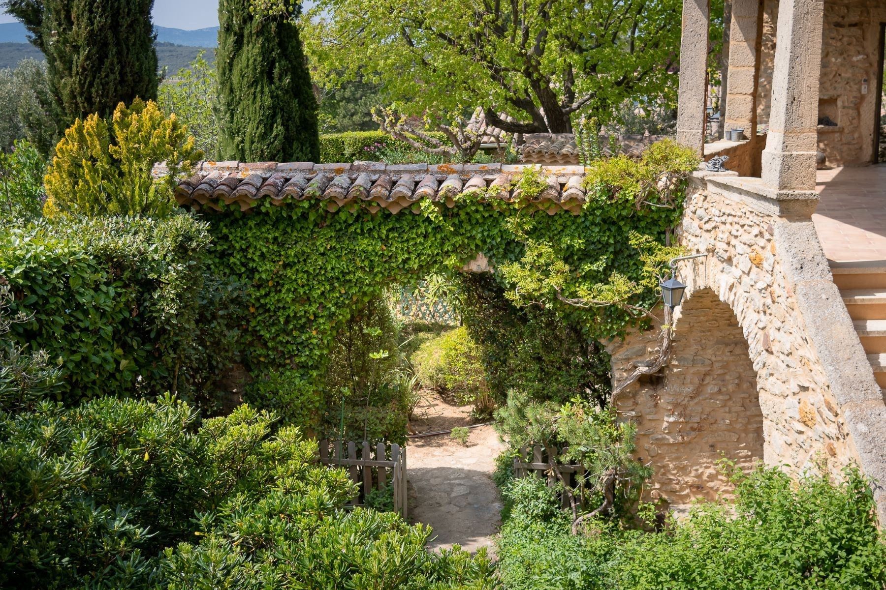 house 8 Rooms for sale on UZES (30700)