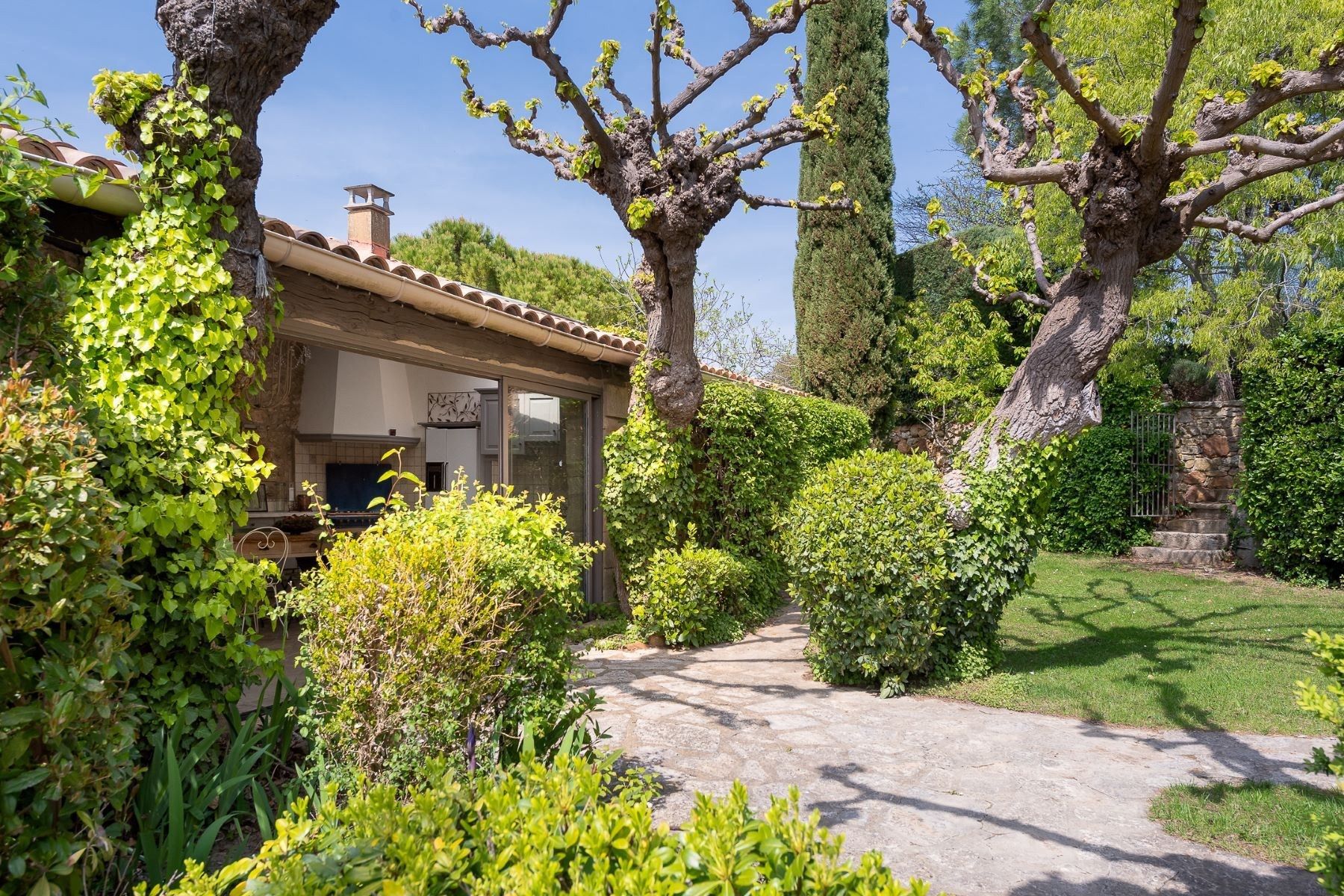 house 8 Rooms for sale on UZES (30700)