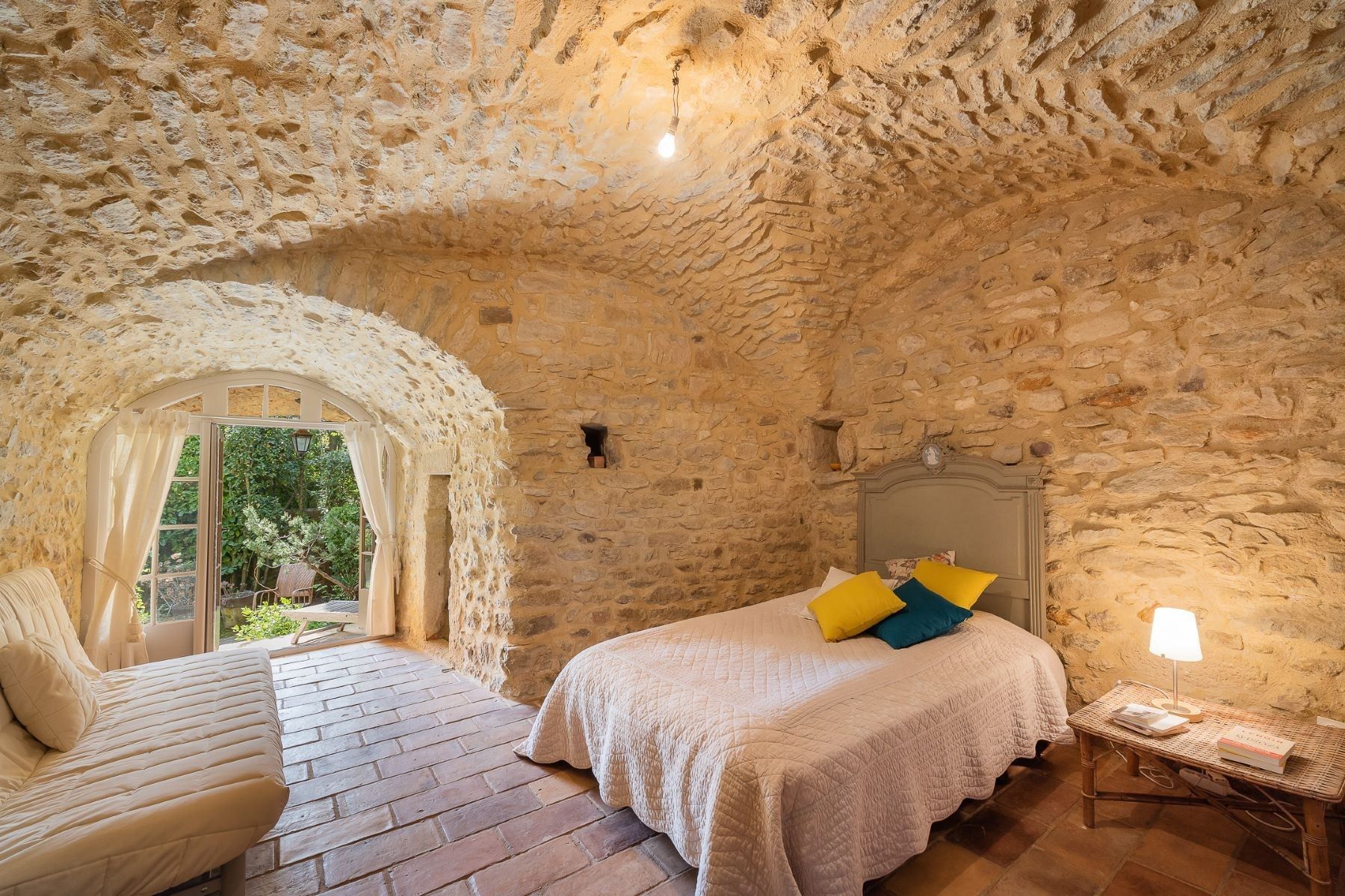 house 8 Rooms for sale on UZES (30700)