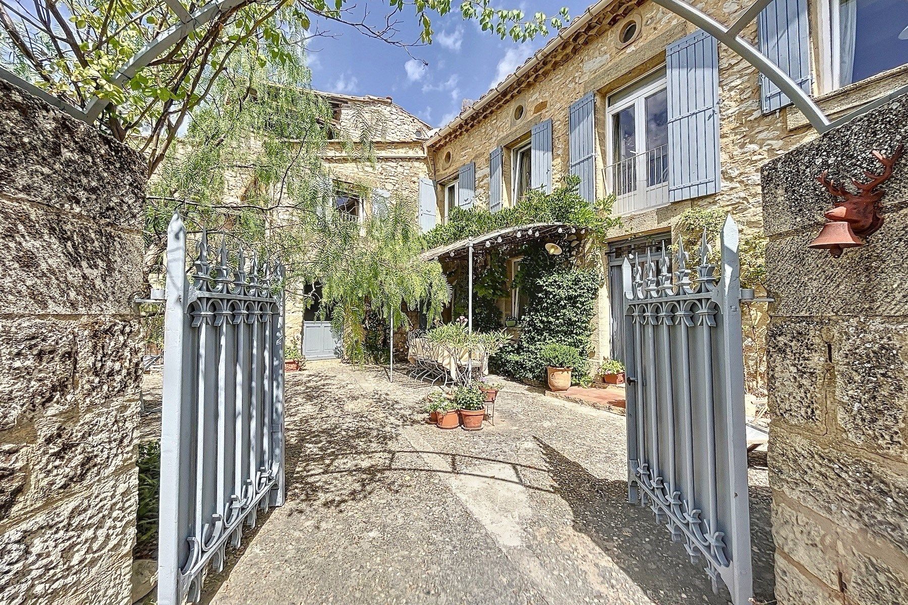 house 7 Rooms for sale on UZES (30700)