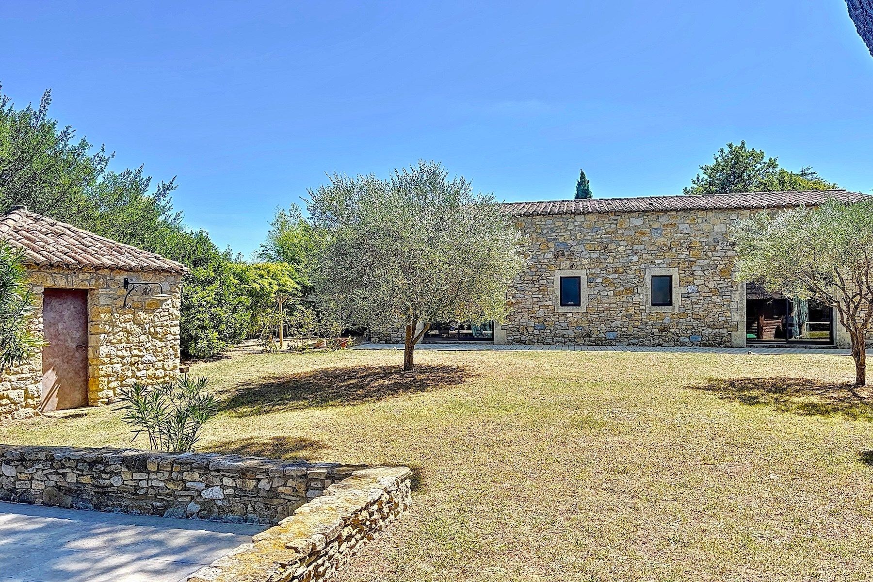 property 10 Rooms for sale on UZES (30700)