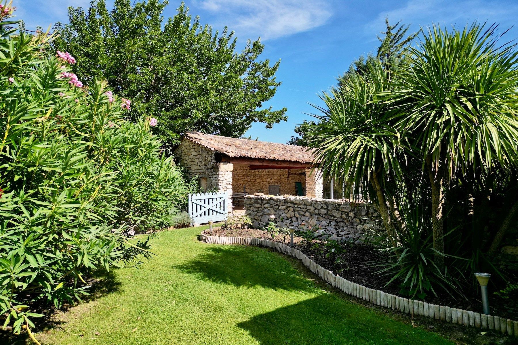 house 9 Rooms for sale on UZES (30700)