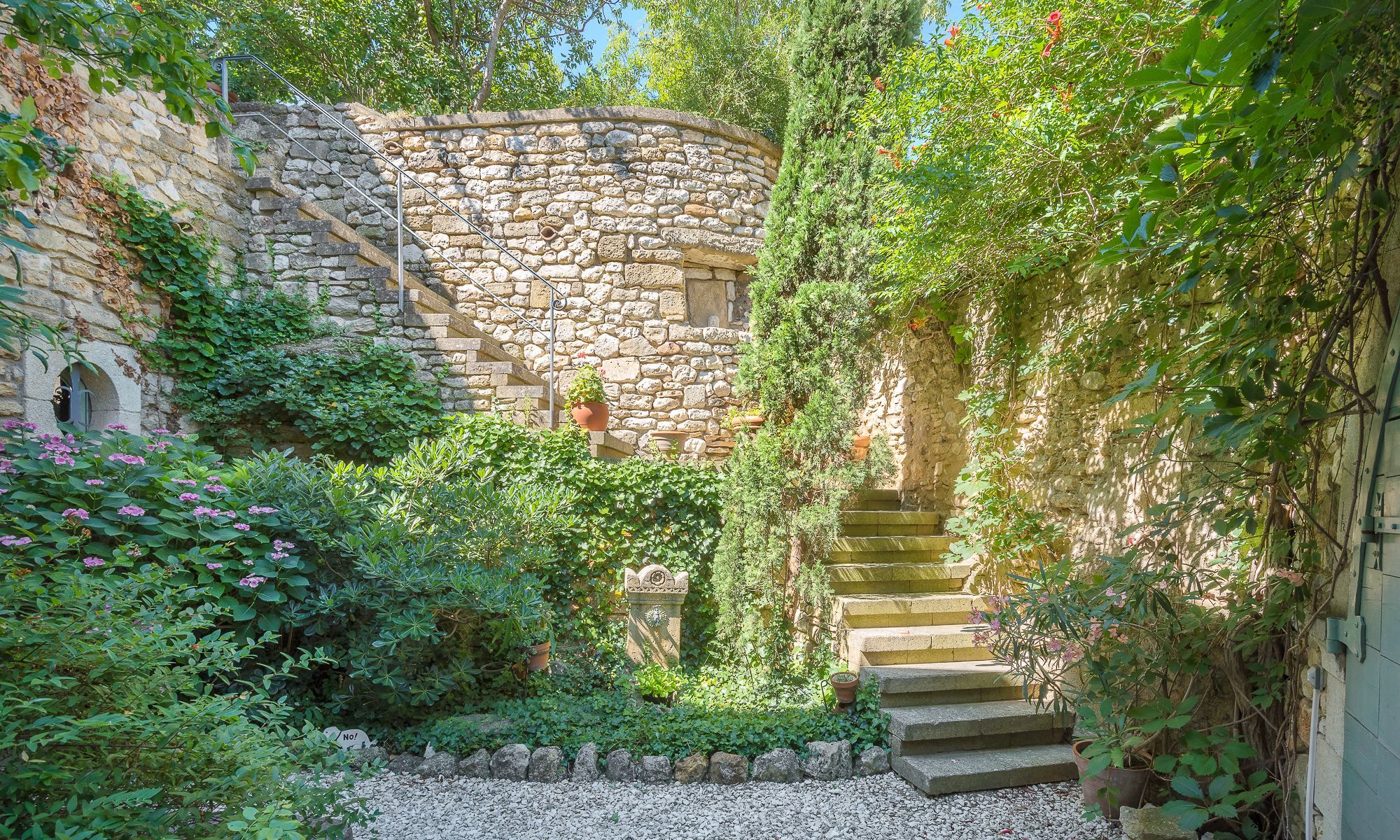 house 9 Rooms for sale on UZES (30700)