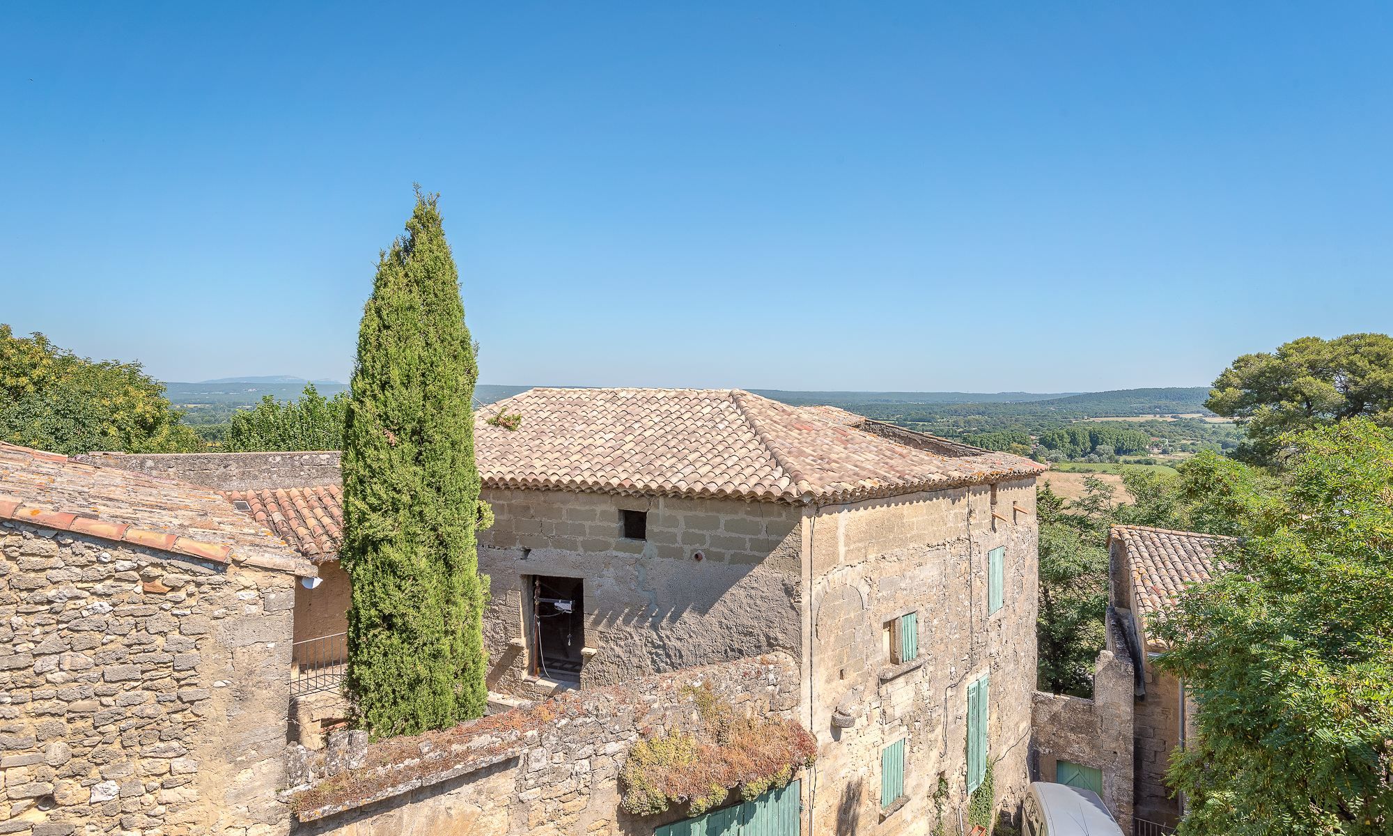 house 9 Rooms for sale on UZES (30700)