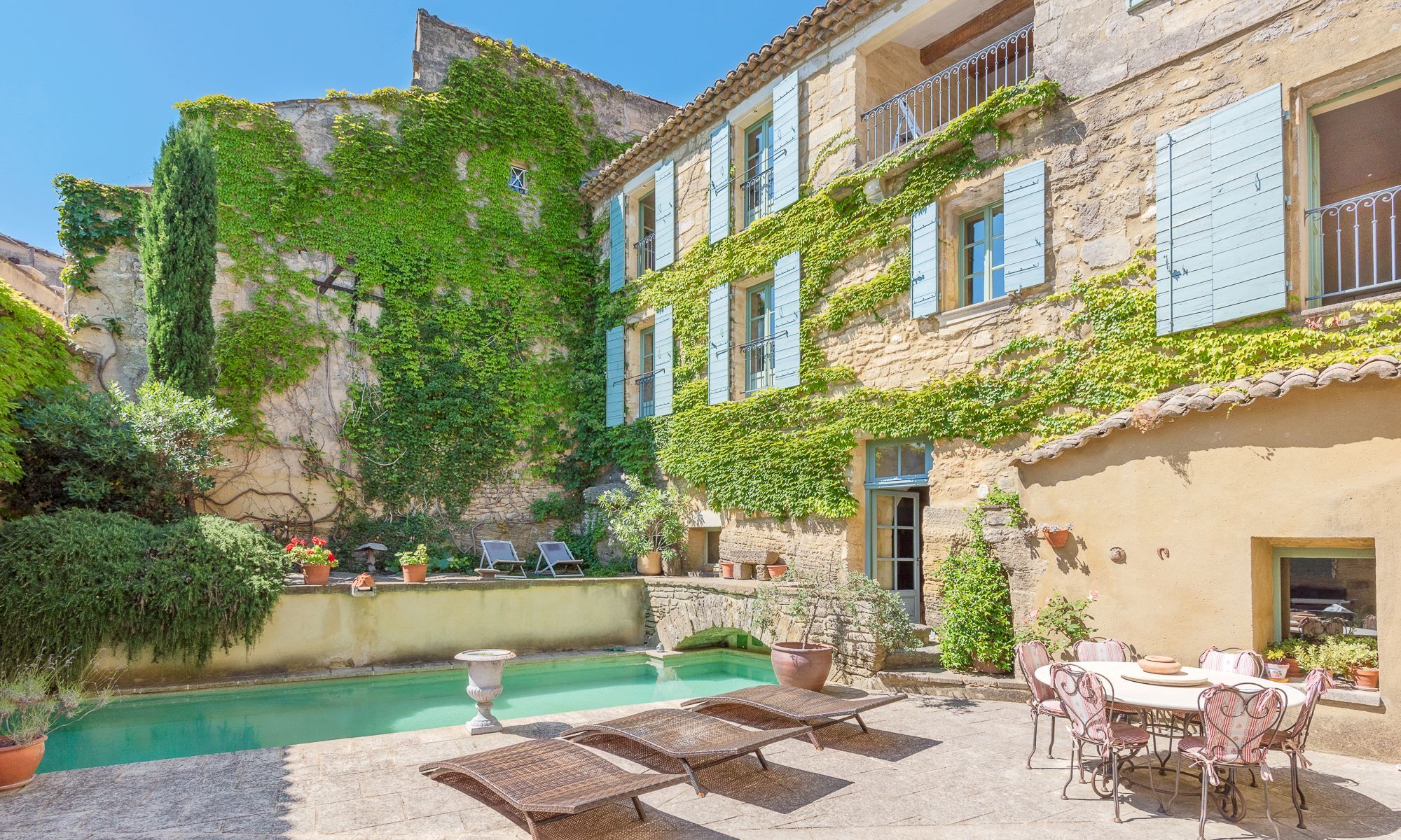 house 9 Rooms for sale on UZES (30700)