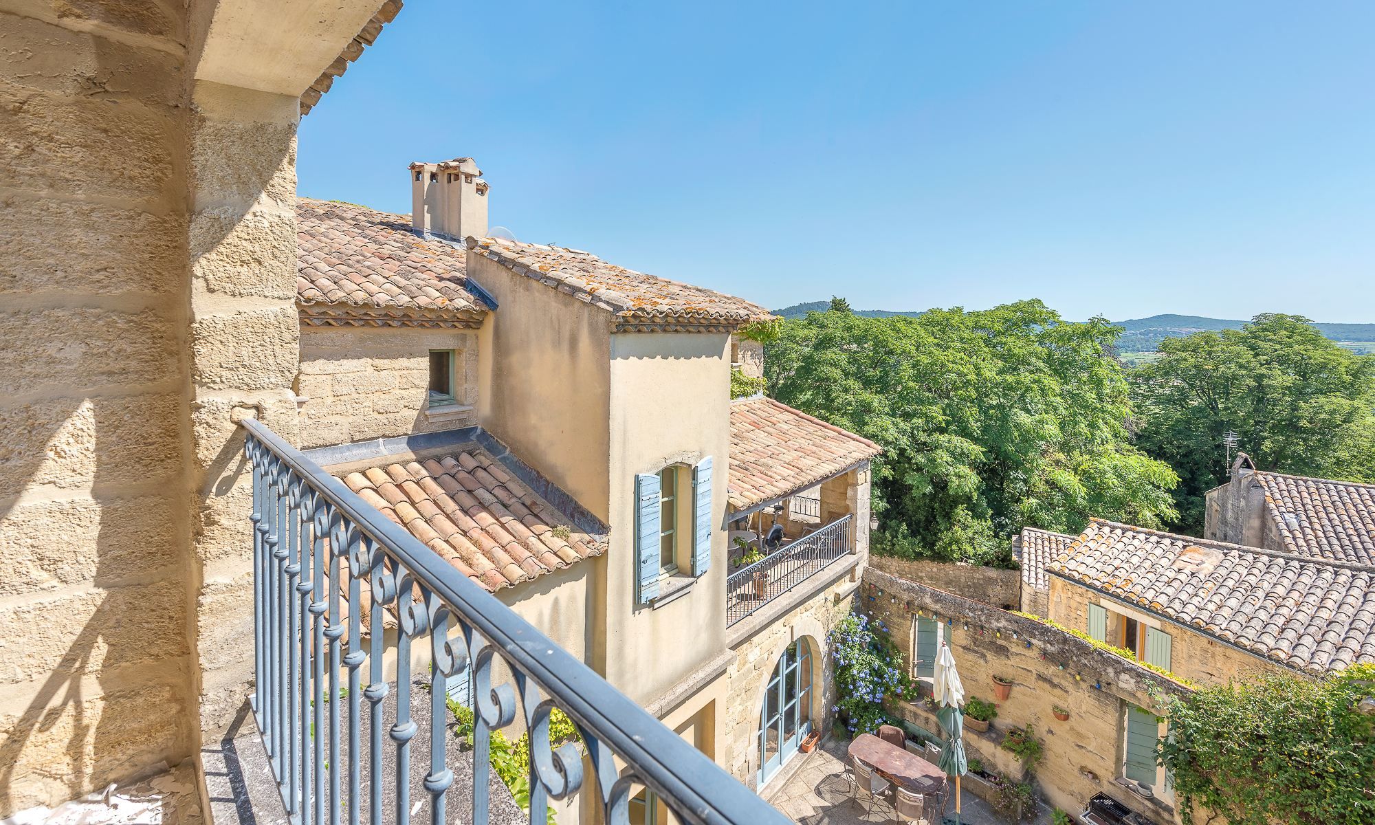 house 9 Rooms for sale on UZES (30700)