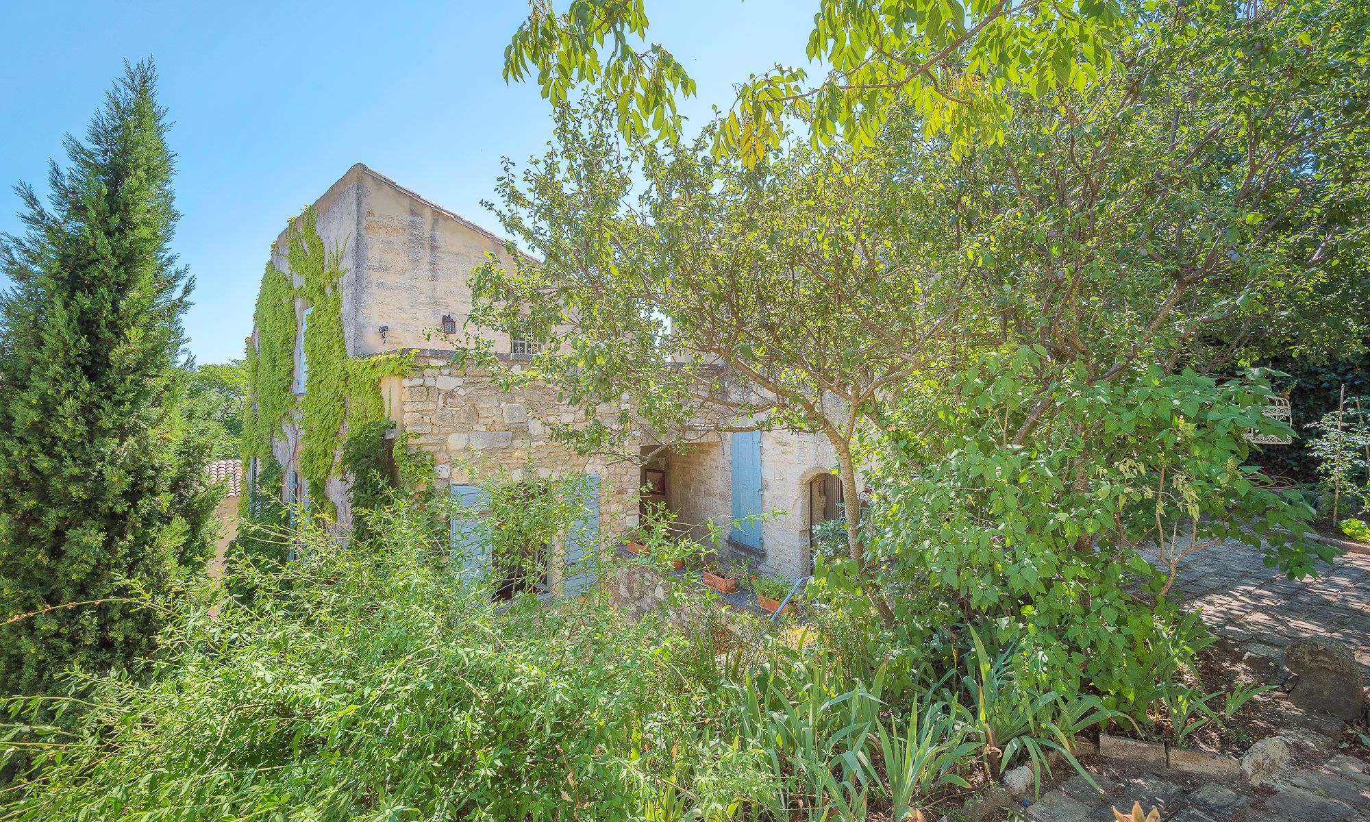 house 9 Rooms for sale on UZES (30700)