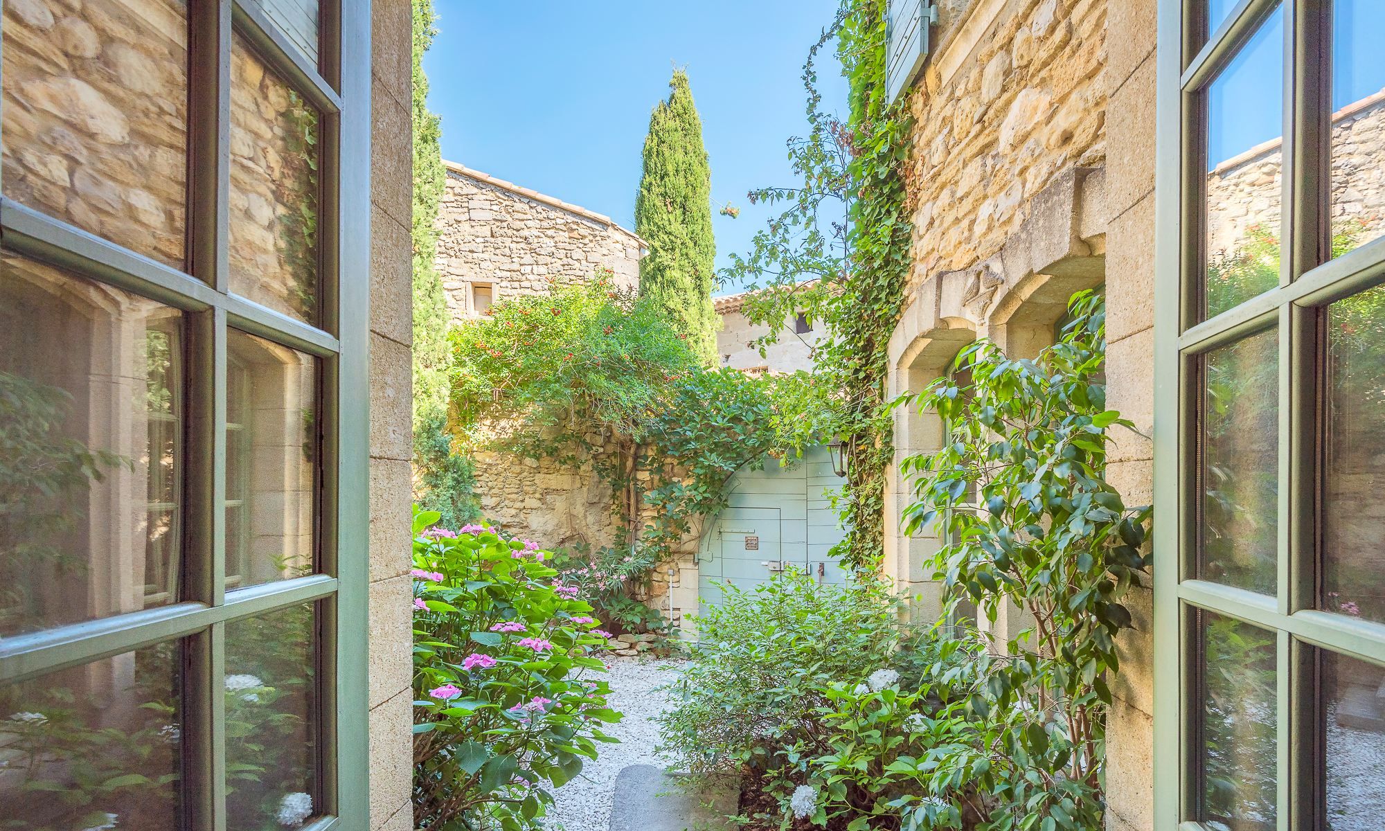 house 9 Rooms for sale on UZES (30700)