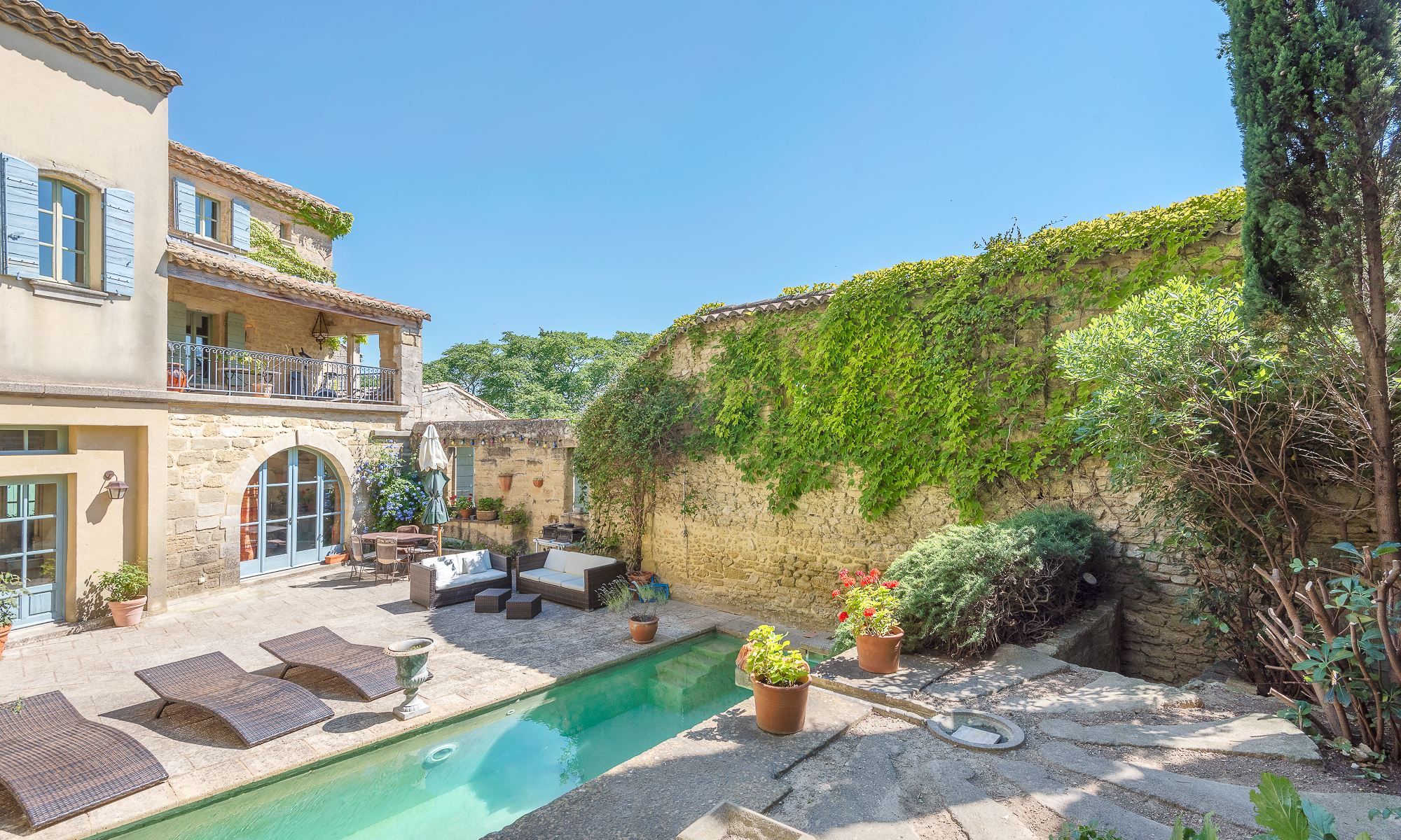 house 9 Rooms for sale on UZES (30700)