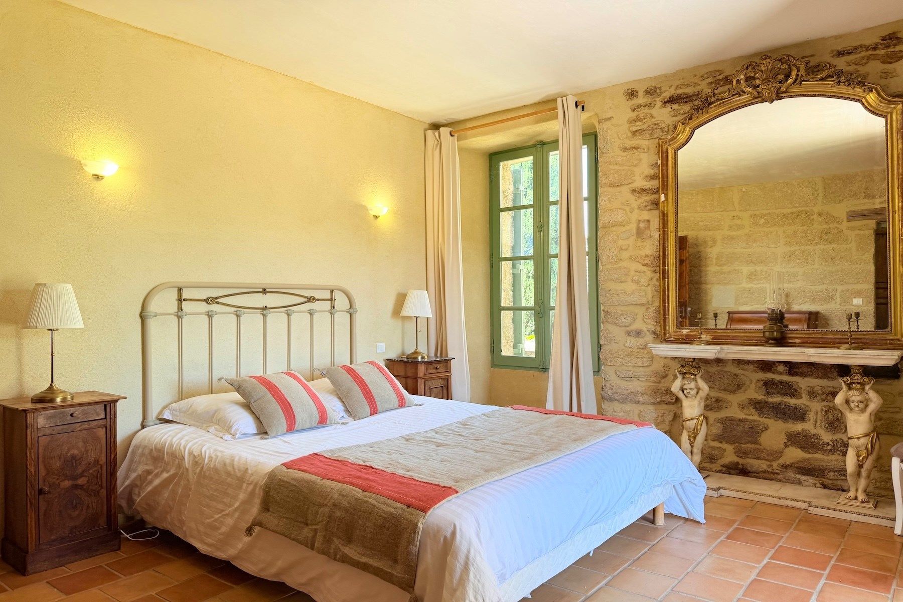 house 9 Rooms for sale on UZES (30700)