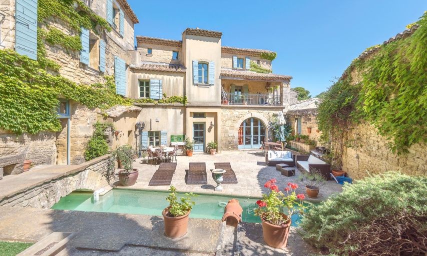 house 9 Rooms for sale on UZES (30700)