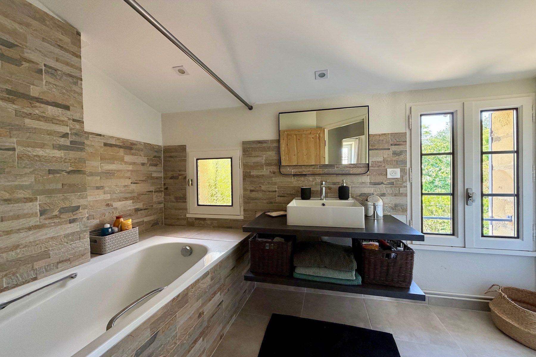 house 5 Rooms for sale on UZES (30700)