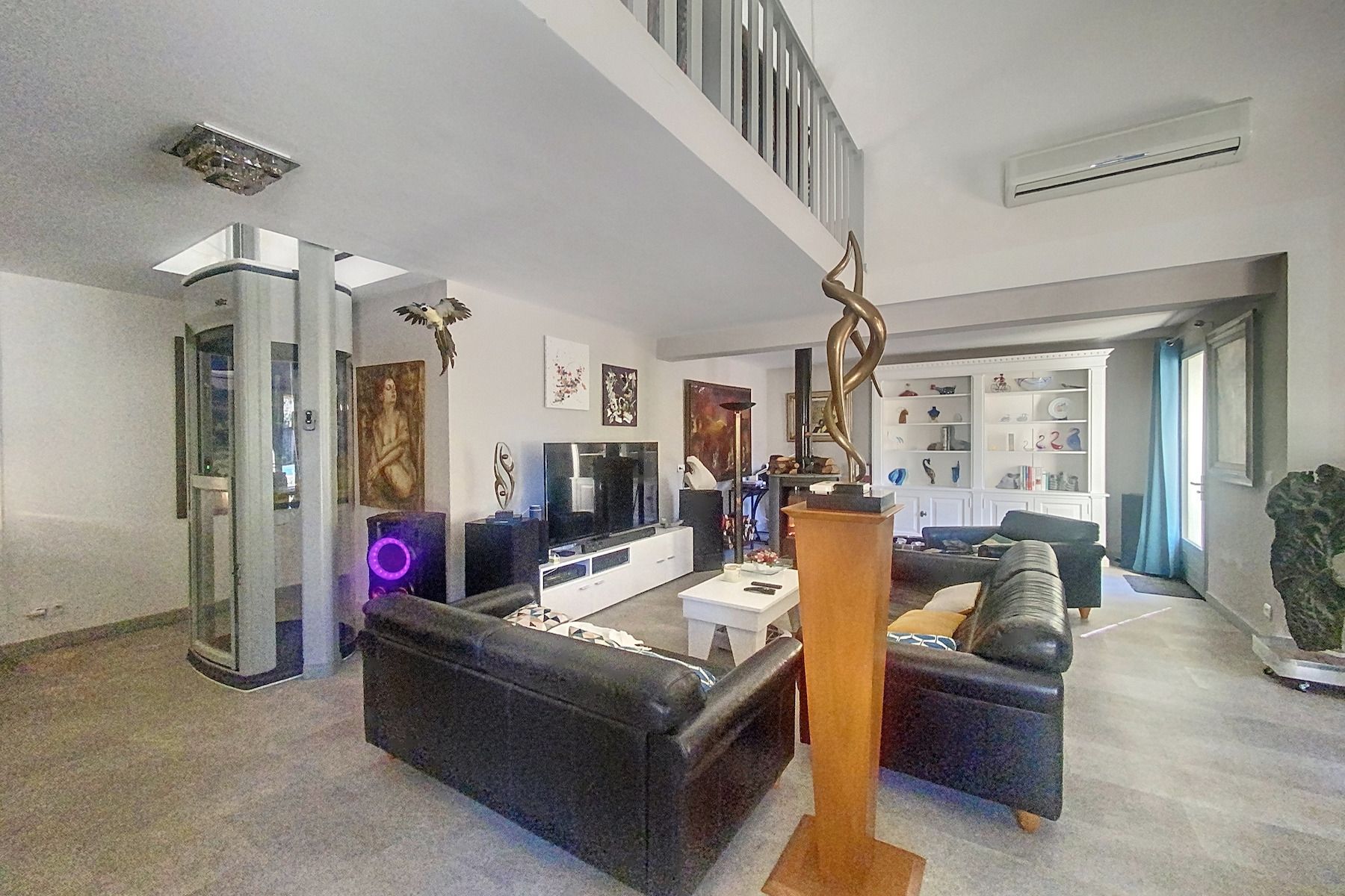 house 6 Rooms for sale on UZES (30700)