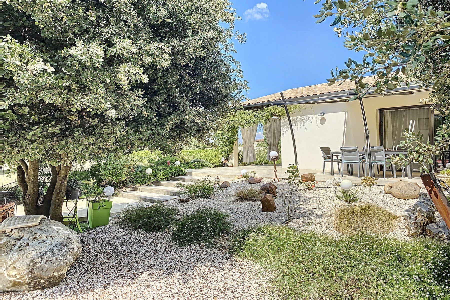 villa 5 Rooms for sale on UZES (30700)