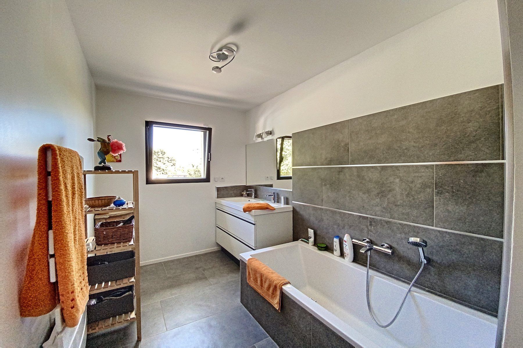 villa 5 Rooms for sale on UZES (30700)