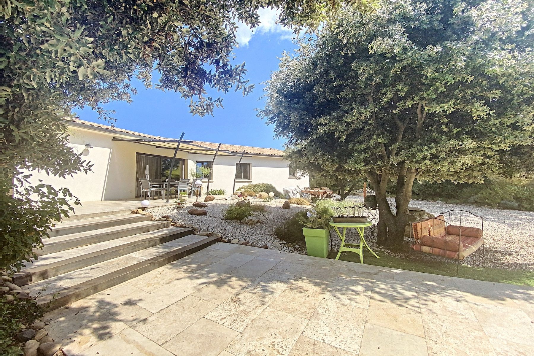 villa 5 Rooms for sale on UZES (30700)