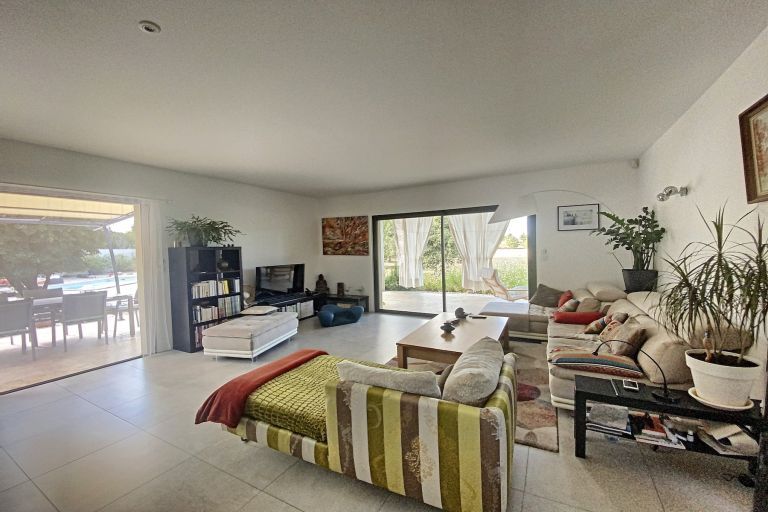 villa 5 Rooms for sale on UZES (30700)
