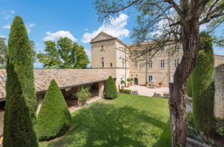 Investissement locatif saisonnier à Uzès : rentabilité, réglementation et stratégie haut de gamme