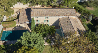 Uzès vu par les acheteurs britanniques, américains ou nordiques : pourquoi ce marché les attire